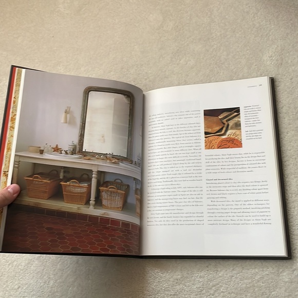 Beautiful coffee table book - Picture 6 of 9